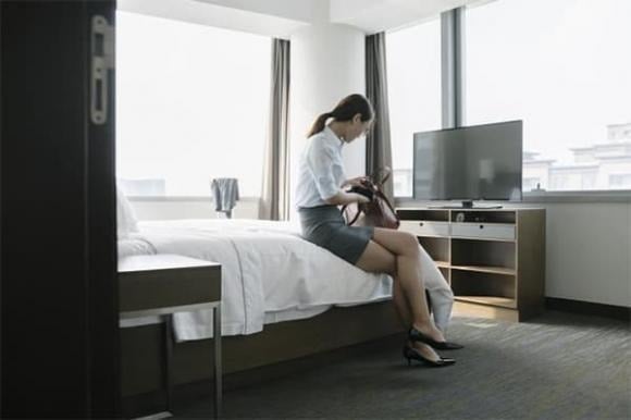 Việc rút phích tivi giúp tránh nhầm lẫn với tín hiệu hồng ngoại của tivi.