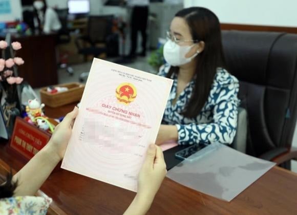 Song song với đó, thông tin về người sử dụng đất và chủ sở hữu nhà ở sẽ được đối chiếu, xác thực với Cơ sở dữ liệu quốc gia về dân cư, đồng thời bổ sung dữ liệu thửa đất và số thẻ căn cước công dân vào hệ thống. 