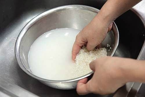Do đó, dù gạo có sạch đến đâu, bạn vẫn nên vo nhẹ 1–2 lần để loại bỏ bụi bẩn và tạp chất. Không cần vò quá mạnh, nhưng tuyệt đối không được bỏ qua bước này.    