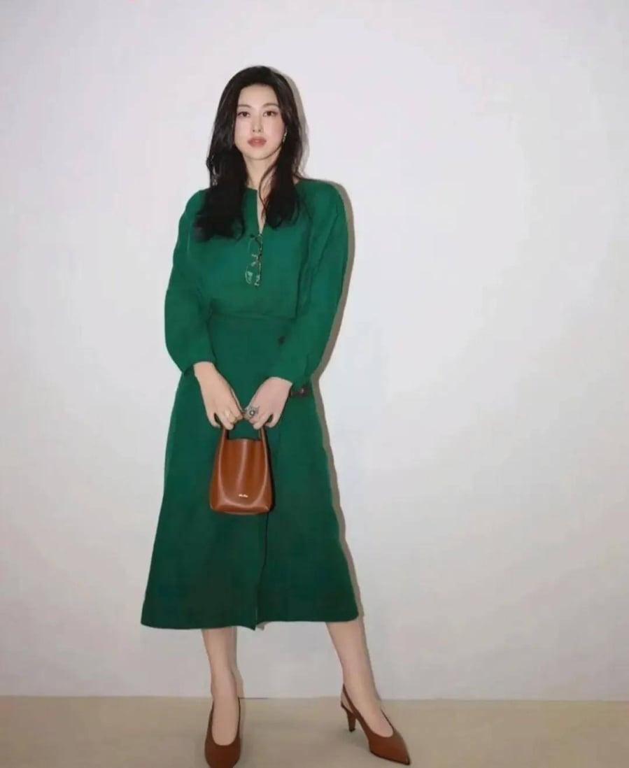 Bạn có thể chọn một chiếc váy xanh rêu mềm mại kết hợp cùng túi xách da nâu hoặc phối áo sơ mi xanh rêu