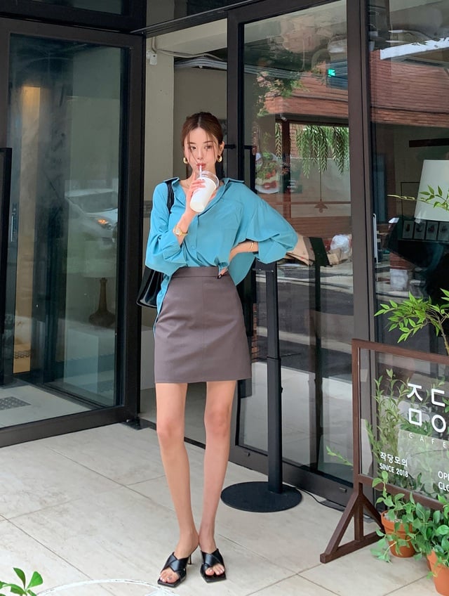 Sự đơn giản nhưng hiện đại của combo này trở nên hoàn thiện hơn khi được sơ vin gọn gàng