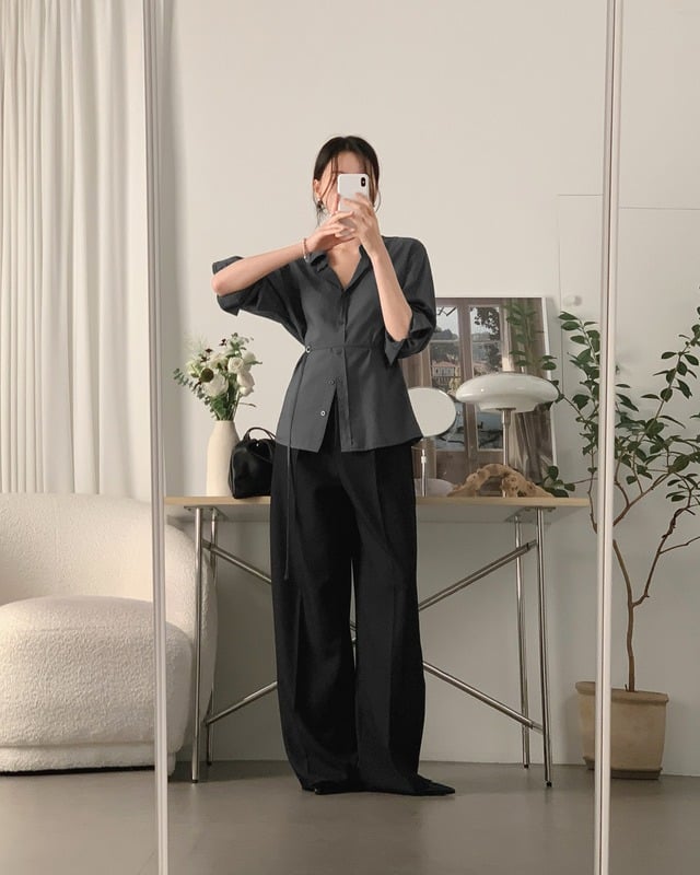 Đôi giày cao gót mũi nhọn càng tăng thêm sự duyên dáng, giúp phái đẹp tự tin trong môi trường làm việc hay những dịp trang trọng.