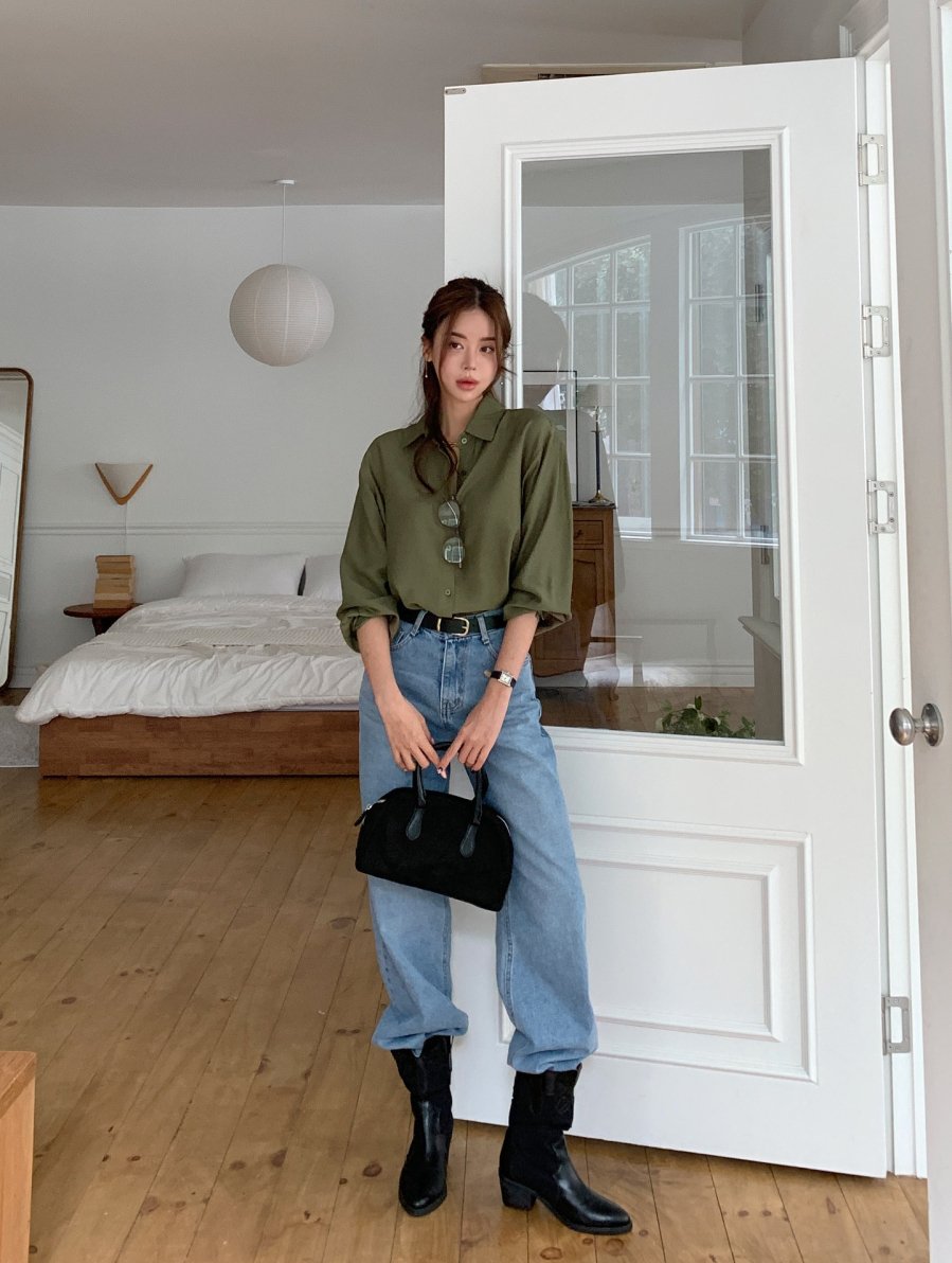 Điểm nhấn của outfit là chi tiết sơ vin gọn gàng và thắt lưng da, khi kết hợp với boots đen sẽ toát lên nét cá tính đầy cuốn hút.