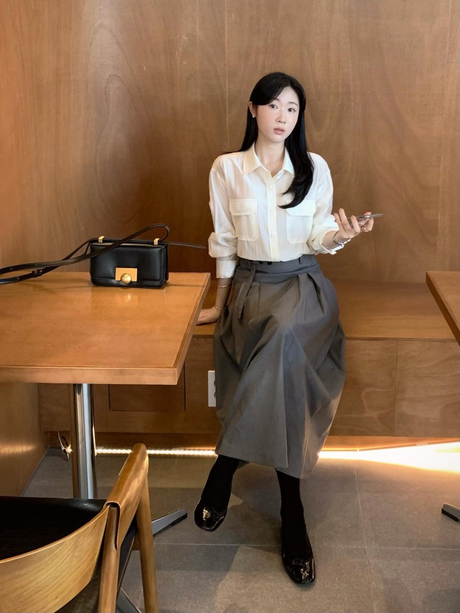  Khi thêm khuyên tai nhỏ xinh hay dây chuyền mảnh, tổng thể outfit càng trở nên duyên dáng.