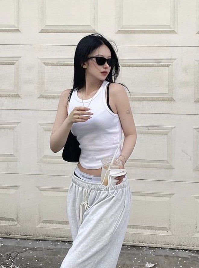 Lựa chọn chất liệu quần như linen, khaki hoặc denim mềm sẽ giúp bộ đồ thêm sang.