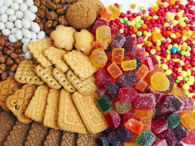 Bánh kẹo, nước ngọt, trà sữa hay các loại tráng miệng ngọt ngào đều chứa lượng đường tinh luyện cao.