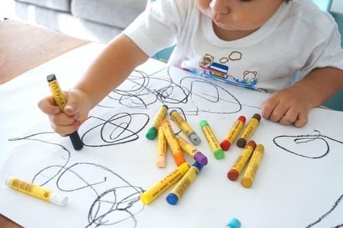 Trẻ vẽ nguệch ngoạc là biểu hiện của sự phát triển