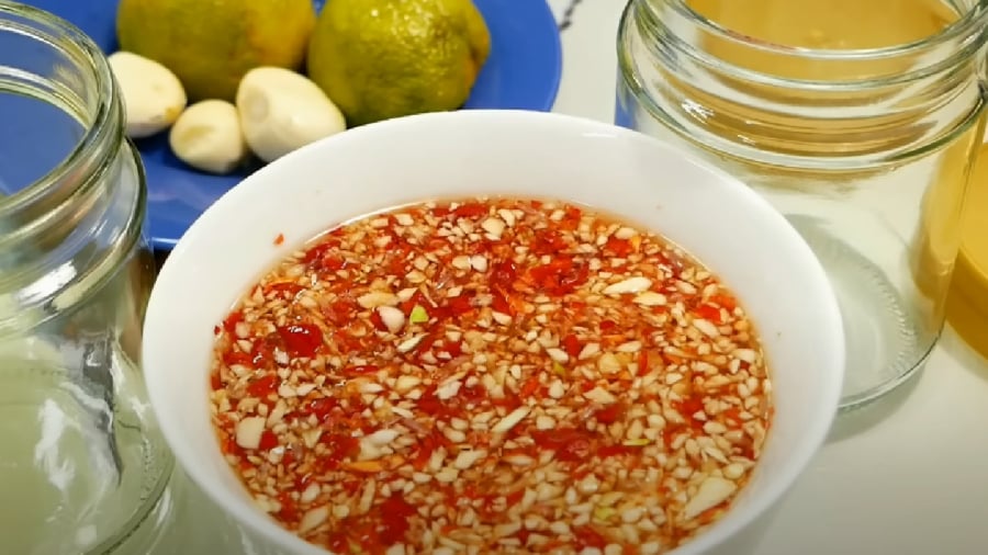 Để pha nước mắm tỏi ớt với phần tỏi ớt băm nhỏ nổi lên trên, bạn cần có những bí quyết nhỏ.