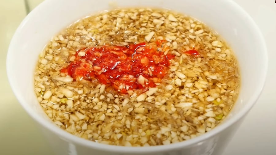 Có thể ngâm tỏi và ớt băm trong giấm hoặc chanh trước khi cho vào bát nước mắm.