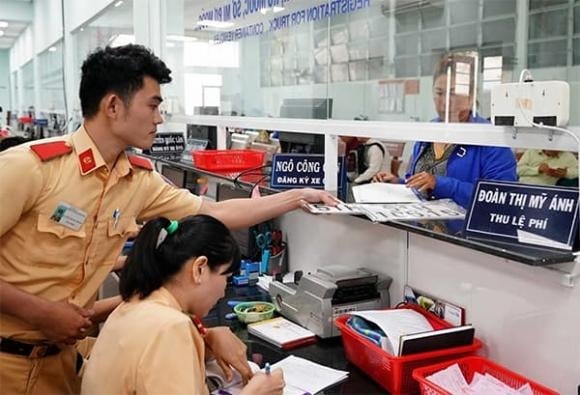Theo đó, kết quả đăng ký xe sẽ được tích hợp trên VNeID của cá nhân, đồng thời giảm 30% phí, lệ phí đăng ký xe cho người đăng ký lần đầu trực tuyến toàn trình đối với xe sản xuất lắp ráp trong nước và xe nhập khẩu.