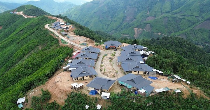 Ngay sau đó, với sự hỗ trợ của Trung ương và tỉnh Lào Cai, khu tái định cư trên đồi Sim, cách vị trí cũ 2 km, đã được xây dựng.