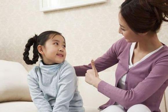 Với trẻ nhỏ, hãy kết hợp giải thích nhẹ nhàng để trẻ hiểu lý do.