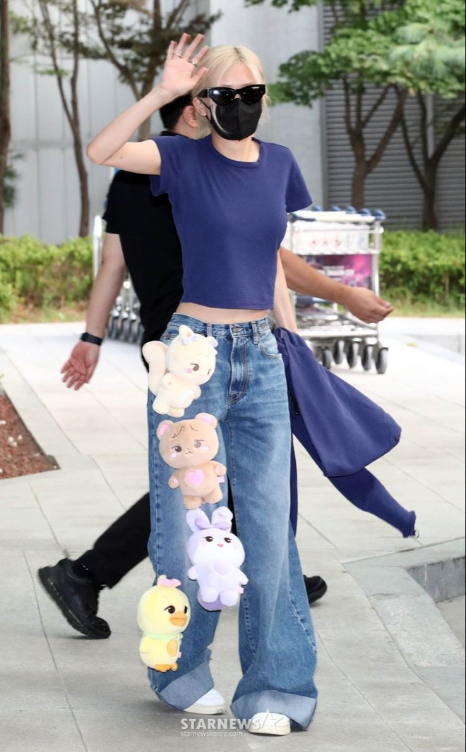 Cô thường kết hợp jeans với áo thun phom lửng, áo hai dây hay áo ba lỗ để khoe khéo vóc dáng mảnh mai.