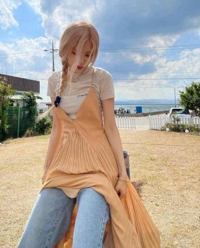 Rosé cũng nổi tiếng với công thức layer váy dáng dài bên ngoài jeans