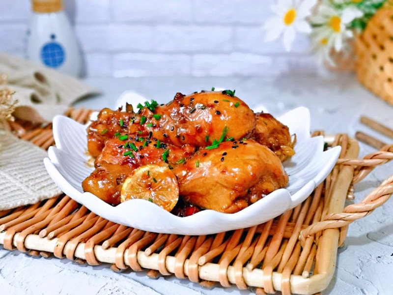 Gà kho nước dừa được trình bày đẹp mắt trong đĩa sứ trắng – vừa sang trọng, vừa giữ trọn hương vị đậm đà béo thơm.