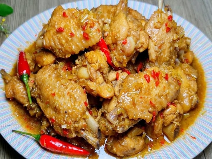 Gà kho nước dừa sau khi hoàn thành – thịt gà thấm đều gia vị, màu nâu óng ánh, xen lẫn ớt đỏ tạo cảm giác bắt mắt và hấp dẫn.