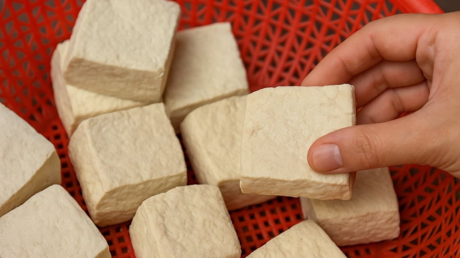 Chủ sạp đậu phụ nói thẳng: