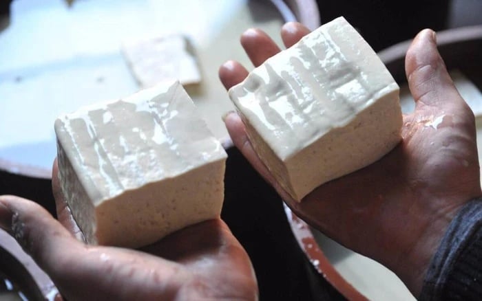 Chủ sạp đậu phụ nói thẳng: