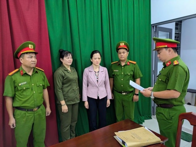 Theo điều tra ban đầu, gần 4 năm trước, chị Nguyễn Thị Tiền Th. (31 tuổi, quê Đắk Lắk) thực hiện dịch vụ niềng răng tại phòng khám Tuyết Chinh. 