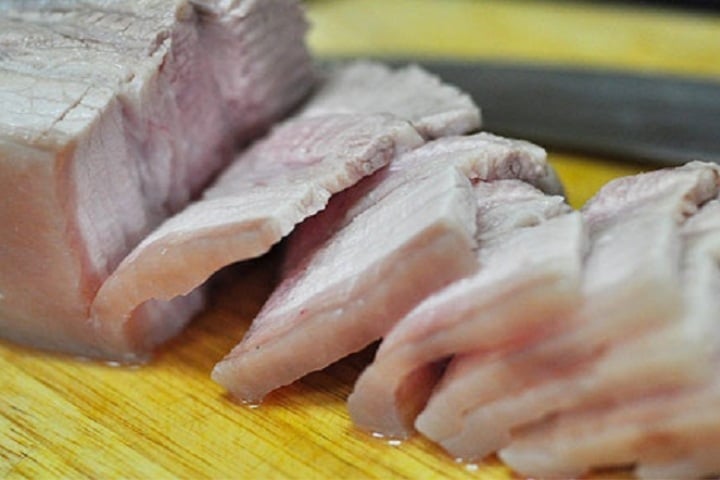 Nếu nước chảy ra có màu hồng nhạt, cần luộc thêm 5–7 phút.