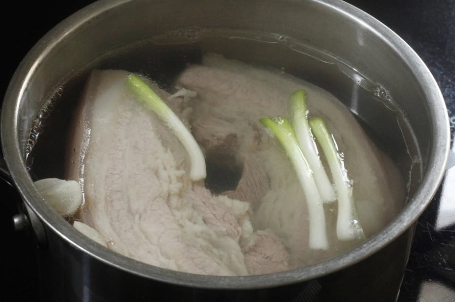 Thịt luộc không cần khứa nhỏ, đầu bếp mách cách luộc chín đều từ trong ra ngoài, không bao giờ đỏ