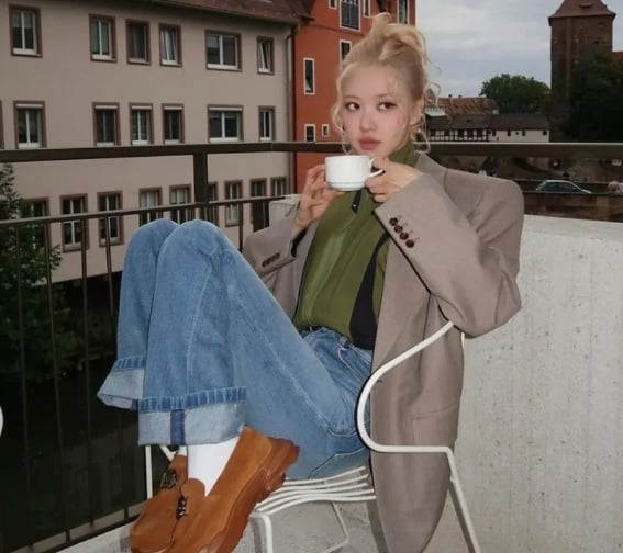 Với đặc trưng tối giản, không dây buộc, slip on loafer đem đến cảm giác thanh lịch và gọn gàng