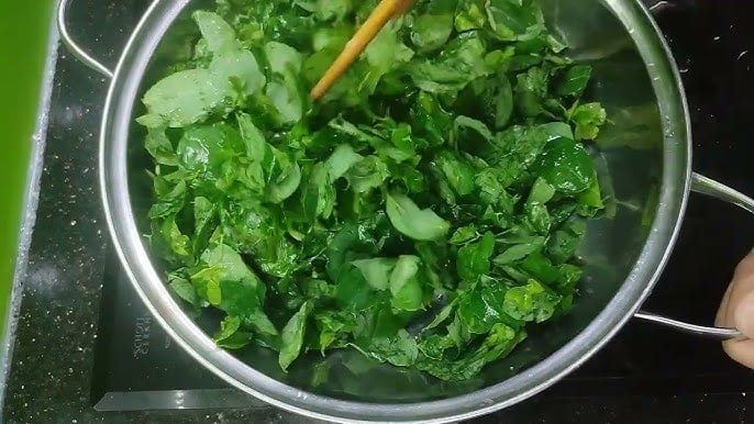 Vò rau ngót trước khi nấu, đơn giản mà tăng gấp 3 lần chất bổ