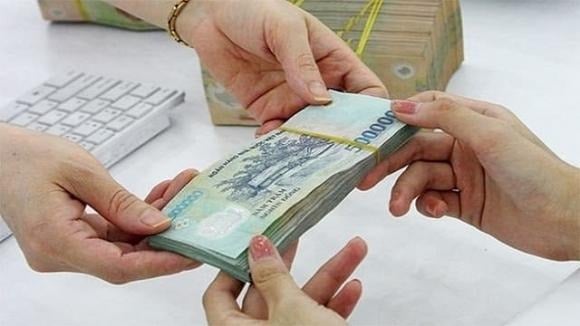 Cụ thể, từ năm 2026, khái niệm lương cơ sở sẽ được bãi bỏ, thay bằng mức lương cơ bản được quy định trực tiếp bằng con số cụ thể trong bảng lương.