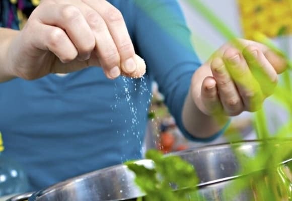 Nhiều gia đình vẫn giữ thói quen cho muối vào nồi luộc rau để món ăn trông xanh và giòn hơn.