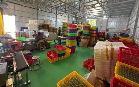 Theo cơ quan chức năng, đường dây này sản xuất “yến hũ chưng” với nhiều dấu hiệu bất thường, tiềm ẩn nguy cơ lớn đối với sức khỏe người tiêu dùng.