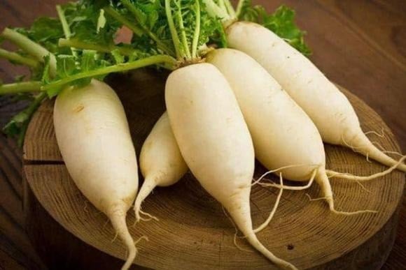 Đặt củ cải vào bát chịu nhiệt, hấp khoảng 30–40 phút cho mềm. 