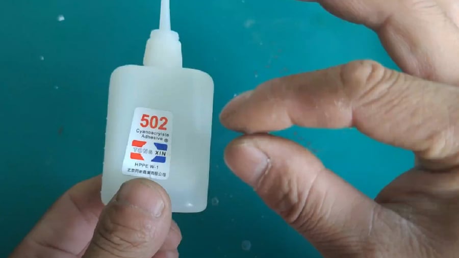 Mẹo Gỡ Keo 502 (Keo Con Voi) Dính Vào Tay Nhẹ Nhàng, Không Đau 1 Khi Bị Keo 502 Dính Vào Tay, Bạn Không Nên Cố Gắng Gỡ Ra Mà Không Có Sự Hỗ Trợ Của Một Số Nguyên Liệu Khác Kẻo Làm Tổn Thương Da.