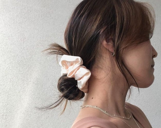 Phần tóc mái dài chạm gò má sẽ che bớt khung xương hàm, đồng thời giúp gương mặt trông cân đối