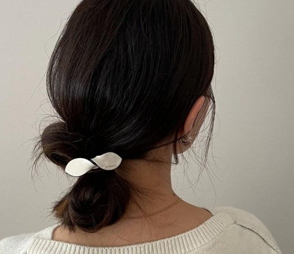 Khi thực hiện, bạn nên búi lỏng để tóc có độ bồng bềnh, tránh cảm giác khô cứng.