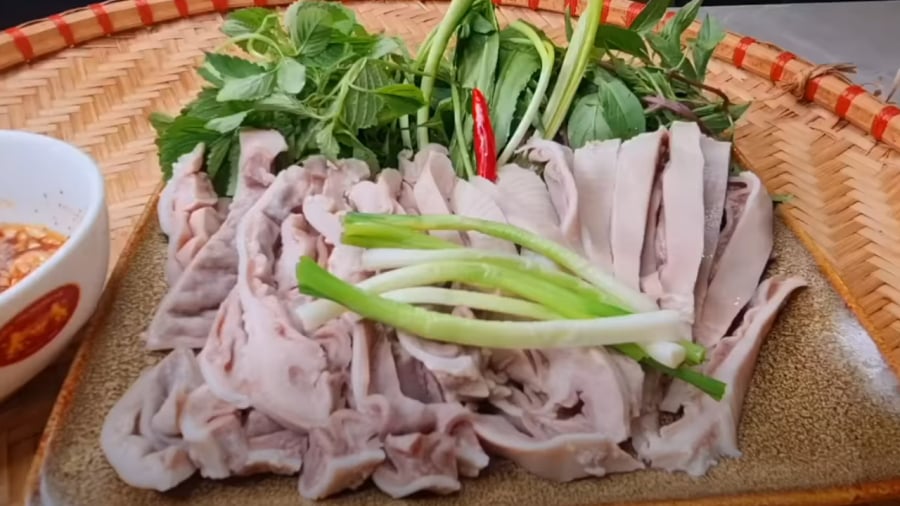Dạ dày lợn luộc thái thành miếng vừa ăn và xếp lên đĩa.