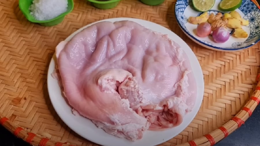 Dạ dày lợn cần được sơ chế thật kỹ trước khi luộc.