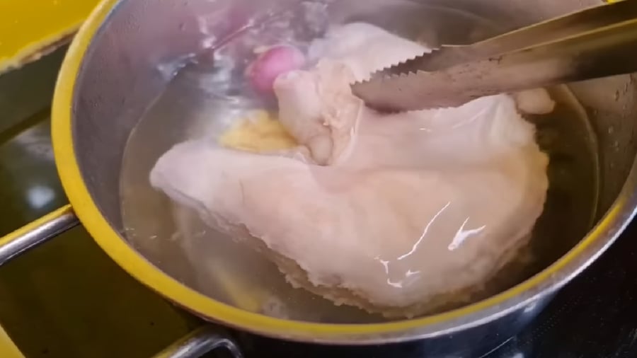 Khi luộc dạ dày, bạn nên cho thêm một số nguyên liệu như gừng, hành, sả... để khử mùi hôi.
