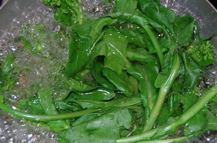 Linh hoạt trong việc mở đậy vung sẽ giúp rau luộc ngon hơn