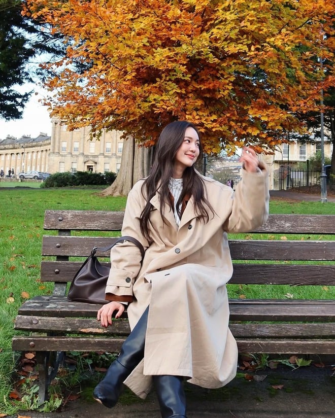 Chiếc trench coat chưa bao giờ lỗi mốt, đặc biệt là khi thu sang.
