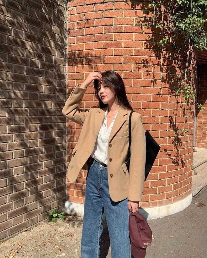 Dù kết hợp với sơ mi, áo len hay thậm chí áo thun, blazer vẫn giữ được sự hài hòa và thời thượng.