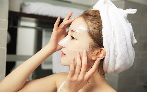 Việc dùng mỹ phẩm không đúng nhu cầu hoặc lạm dụng quá mức sẽ dẫn đến tình trạng “phản tác dụng