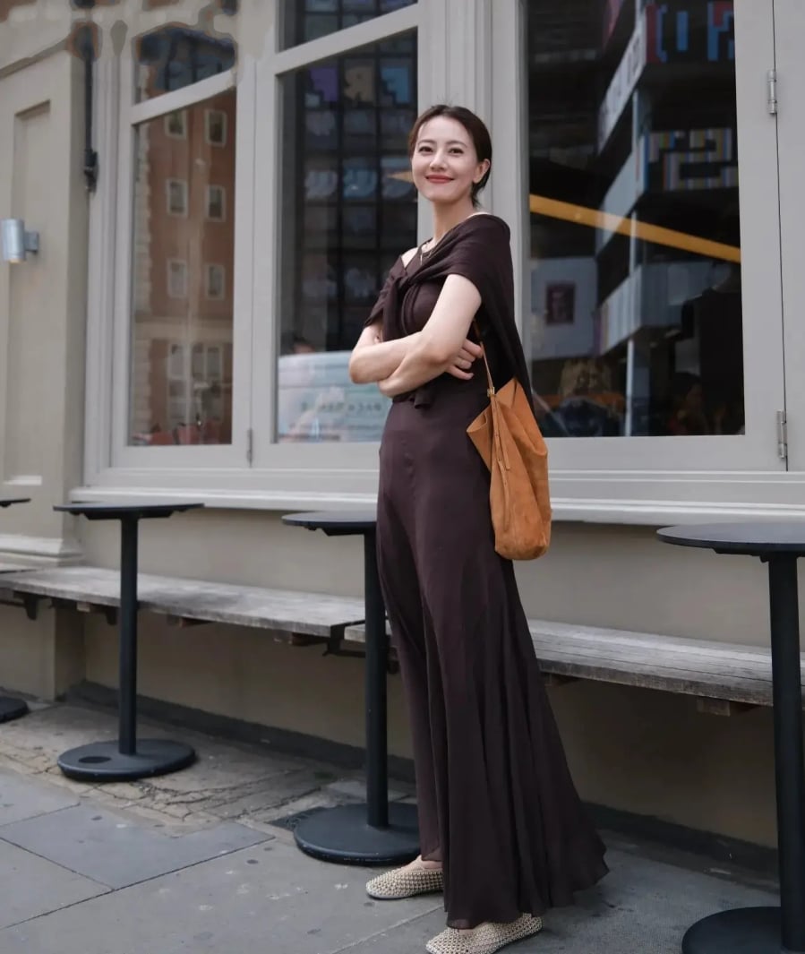 Áo len giả hai lớp với lớp ngoài mềm mại và phần cổ trắng tinh tế bên trong tạo hiệu ứng layering