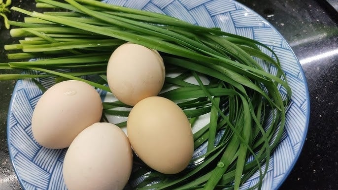 Rán trứng đừng chỉ cho hành, người Nhật thích dùng loại lá này chống ung thư, gấp đôi chất bổ