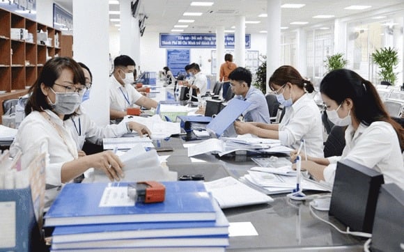 Theo khoản 2 Điều 42, người làm nhiệm vụ trực sẽ được tính lương làm thêm giờ theo quy định tại Bộ luật Lao động và Nghị định 145/2020/NĐ-CP.