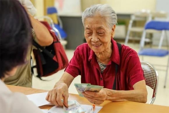 Nếu người hưởng trợ cấp hưu trí xã hội đồng thời thuộc diện hưởng trợ cấp xã hội hằng tháng thì sẽ áp dụng mức cao hơn. Khi qua đời, họ còn được hỗ trợ 10 triệu đồng chi phí mai táng.