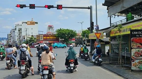 Ô tô và các phương tiện bốn bánh: Phạt từ 18 – 20 triệu đồng nếu vượt đèn đỏ hoặc đèn vàng. Nếu gây tai nạn, mức phạt tăng lên 20 – 22 triệu đồng, đồng thời bị trừ 4 – 10 điểm trên giấy phép lái xe.