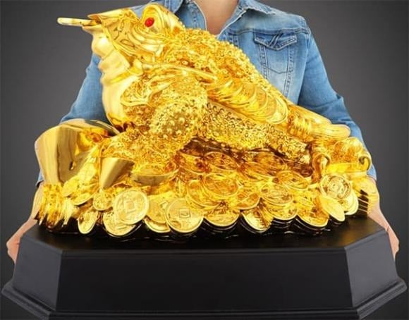 Cóc Thần Tài (hay còn gọi là Thiềm Thừ) là linh vật phong thủy nổi tiếng với khả năng chiêu tài, hút lộc, mang lại sự thịnh vượng cho gia chủ.
