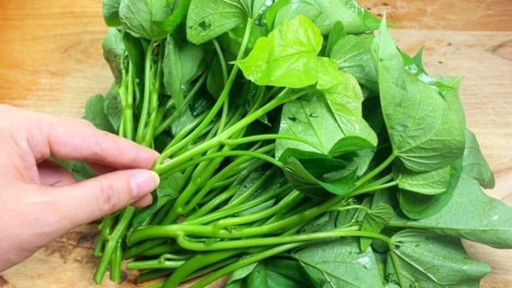 Rau khoai lang chứa nhiều polyphenol, flavonoid, anthocyanin và beta-carotene – những chất chống oxy hóa mạnh mẽ giúp trung hòa gốc tự do, bảo vệ ADN, làm chậm quá trình lão hóa tế bào.