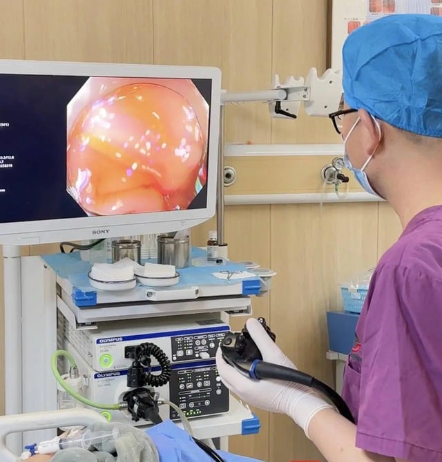 Bác sĩ nhớ lại: “Khi nhập viện, sắc mặt cậu vàng vọt, môi nhợt nhạt, biểu hiện thiếu máu rõ rệt, người run rẩy, thở dốc liên tục”. 