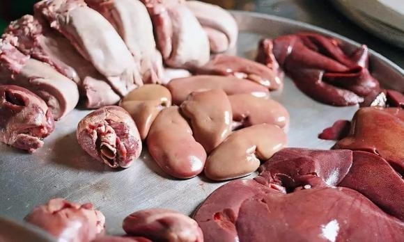 Gan gà, gan lợn, óc lợn… đều chứa lượng cholesterol “khủng”. 100g óc lợn có tới 3.100mg cholesterol, vượt xa mức khuyến nghị hàng chục lần.